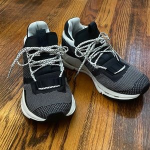 Size 6 Cloudnova On-Running black and white